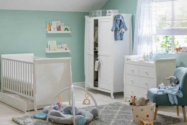 A Cuggl Westbury 3-piece white nursery furniture set in a kid's bedroom.